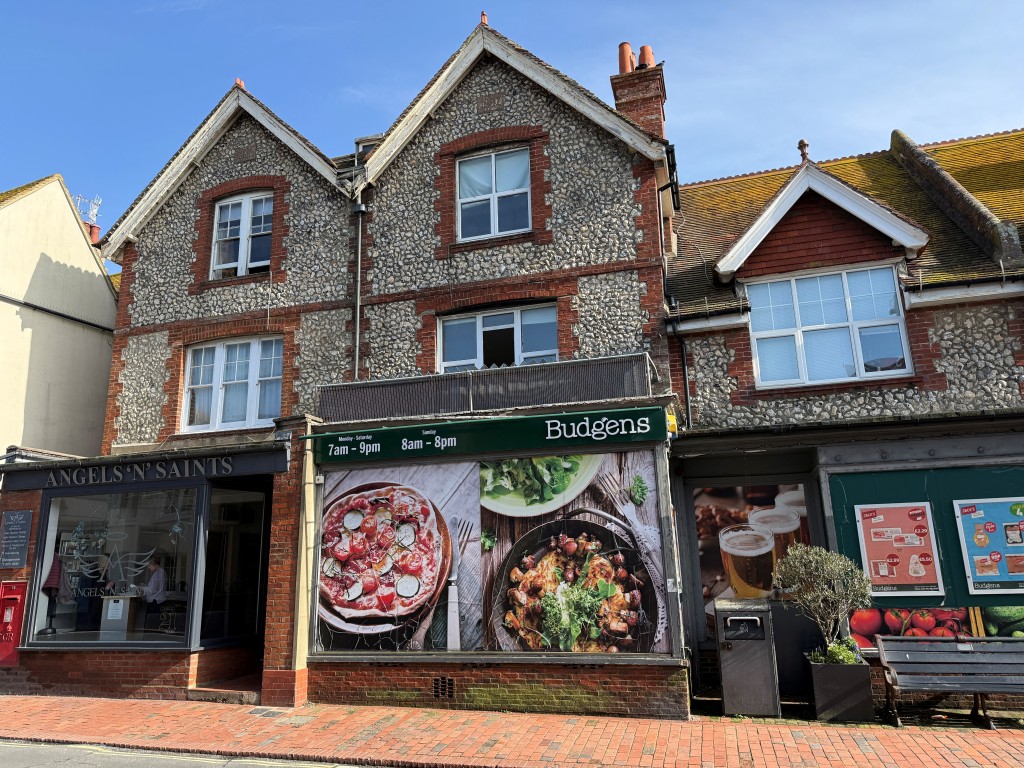 Lot: 154 - SPACIOUS MAISONETTE CLOSE TO SEAFRONT IN FAVOURED LOCATION - Front elevation from High Street